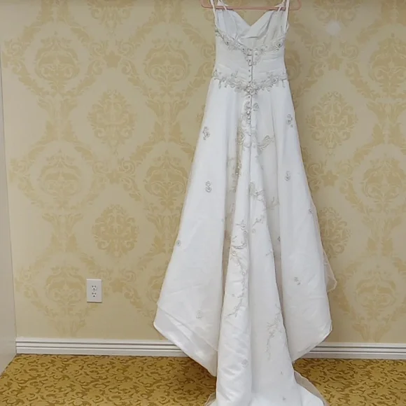 SOLD Forever yours size 4 wedding gown - Picture 4 of 11